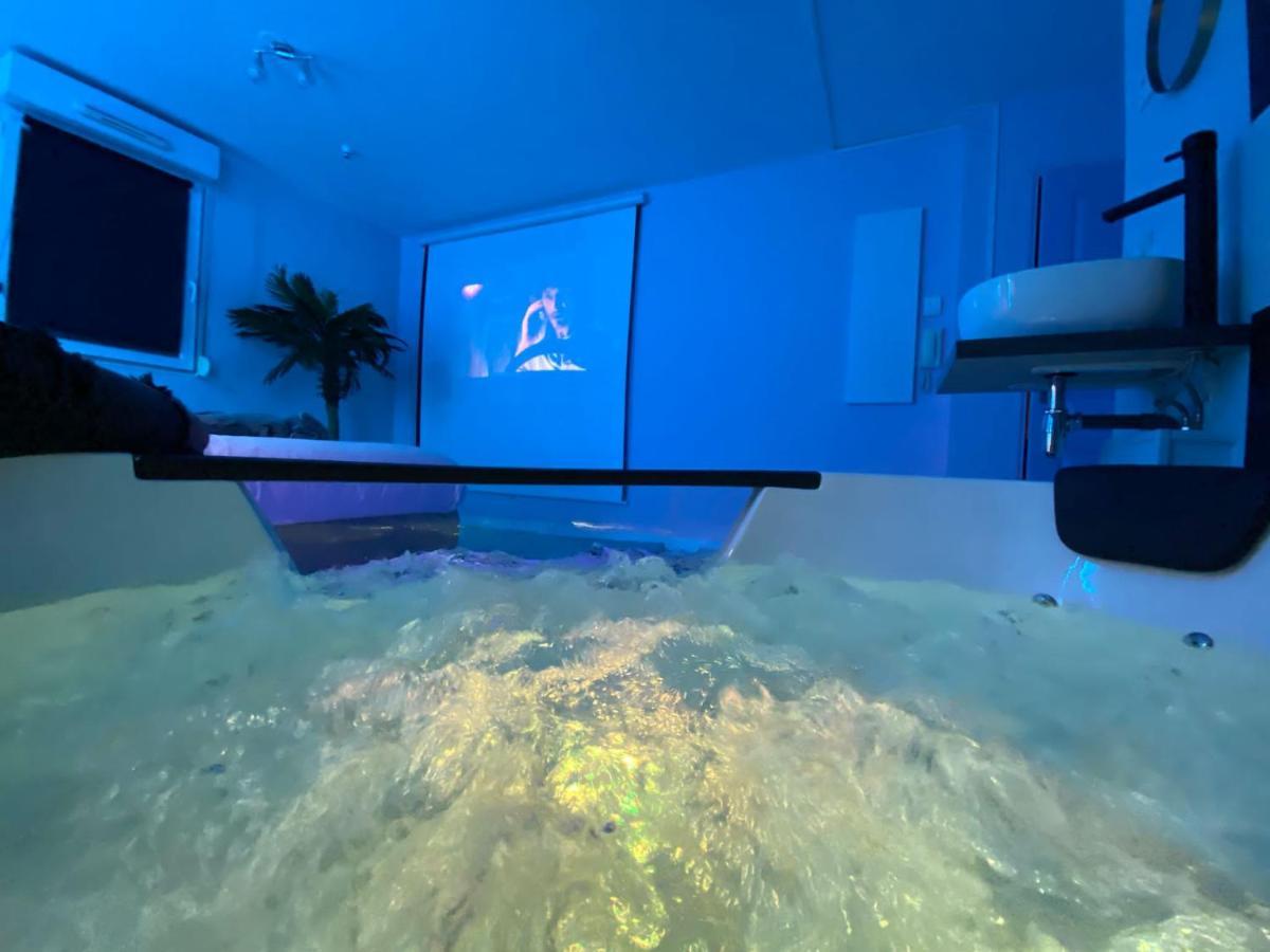 Capsule Miami Vice - Jacuzzi - Billard - Ecran Cinema & Netflix - Ping-pong - Nintendo & Jeux- Apartment