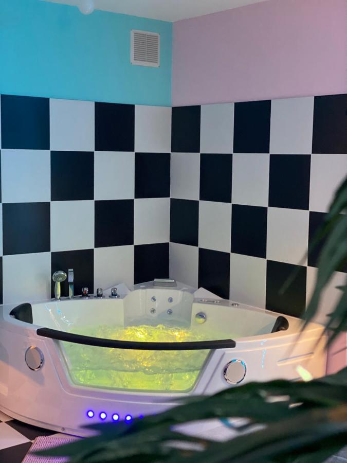 Capsule Miami Vice - Jacuzzi - Billard - Ecran Cinema & Netflix - Ping-pong - Nintendo & Jeux- Apartment