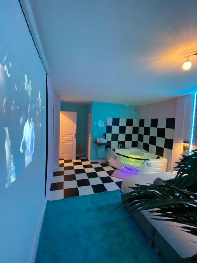 Capsule Miami Vice - Jacuzzi - Billard - Ecran Cinema & Netflix - Ping-pong - Nintendo & Jeux- Apartment