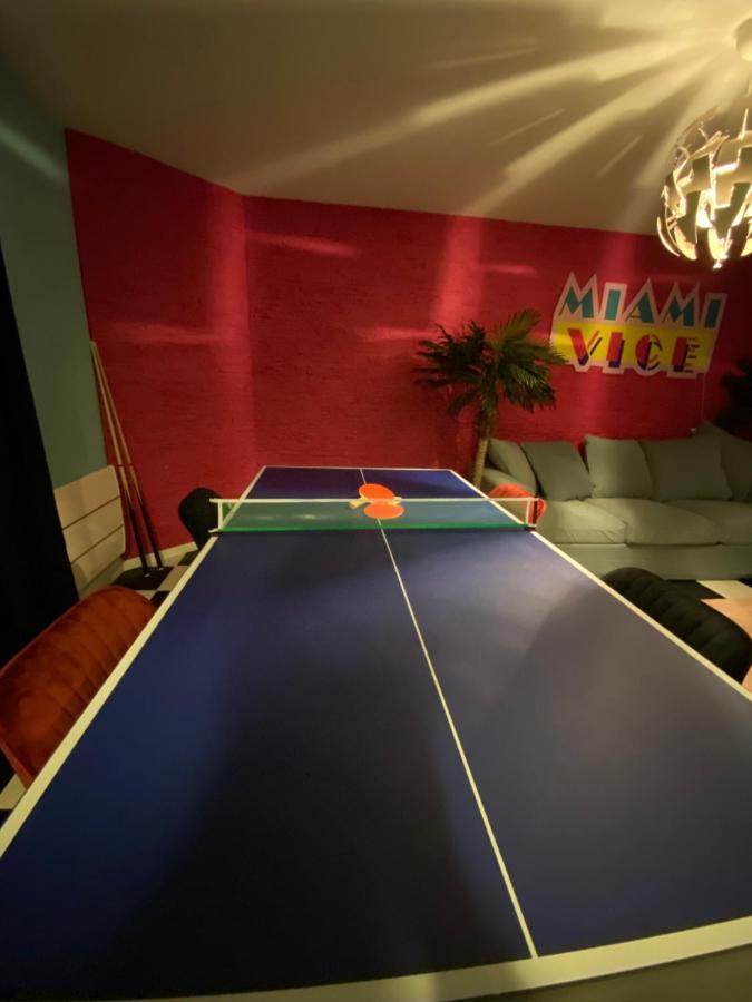 Apartment Capsule Miami Vice - Jacuzzi - Billard - Ecran Cinema & Netflix - Ping-pong - Nintendo & Jeux-