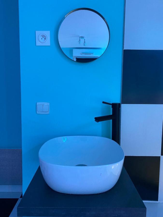 Capsule Miami Vice - Jacuzzi - Billard - Ecran Cinema & Netflix - Ping-pong - Nintendo & Jeux- Apartment *