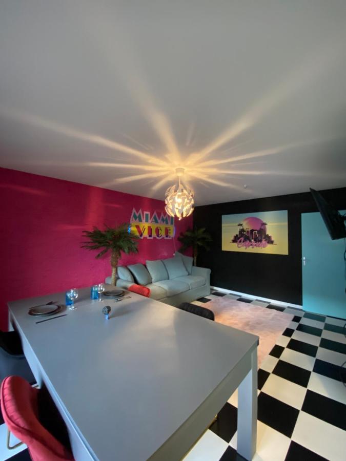 Apartment Capsule Miami Vice - Jacuzzi - Billard - Ecran Cinema & Netflix - Ping-pong - Nintendo & Jeux-