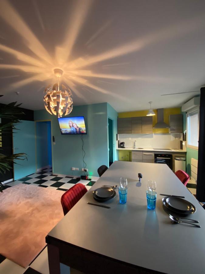 Capsule Miami Vice - Jacuzzi - Billard - Ecran Cinema & Netflix - Ping-pong - Nintendo & Jeux- Apartment