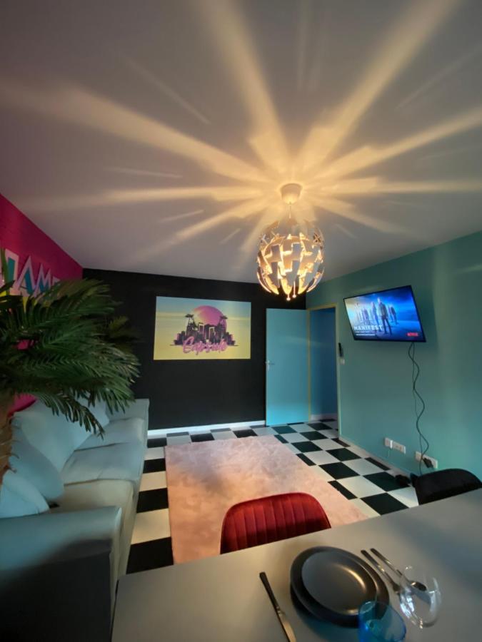 Apartment Capsule Miami Vice - Jacuzzi - Billard - Ecran Cinema & Netflix - Ping-pong - Nintendo & Jeux- Lievin