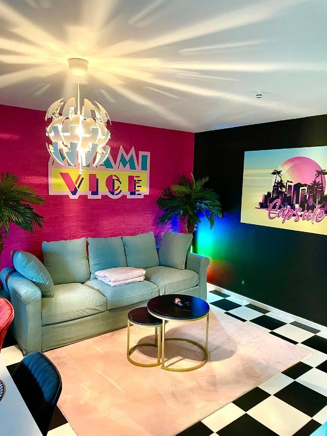 Capsule Miami Vice - Jacuzzi - Billard - Ecran Cinema & Netflix - Ping-pong - Nintendo & Jeux- Apartment