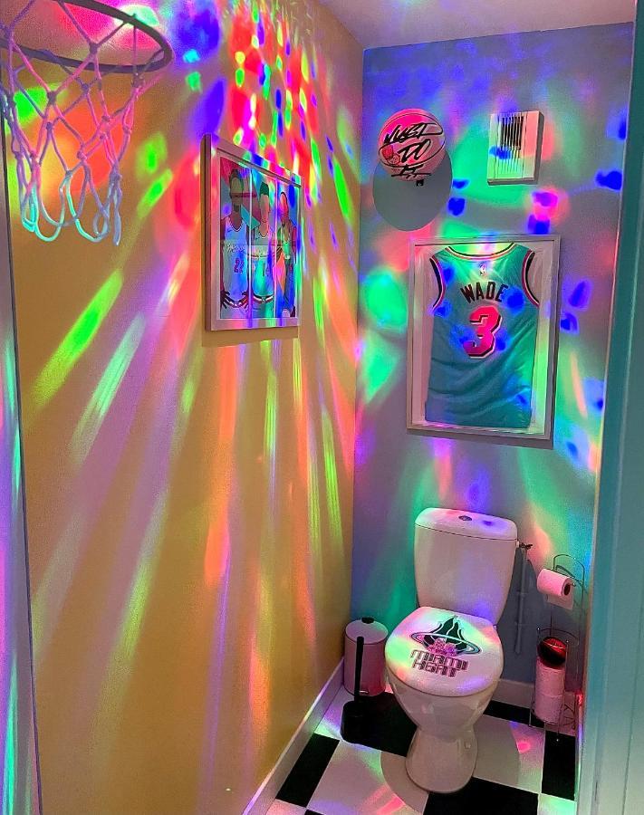 Capsule Miami Vice - Jacuzzi - Billard - Ecran Cinema & Netflix - Ping-pong - Nintendo & Jeux- Apartment *