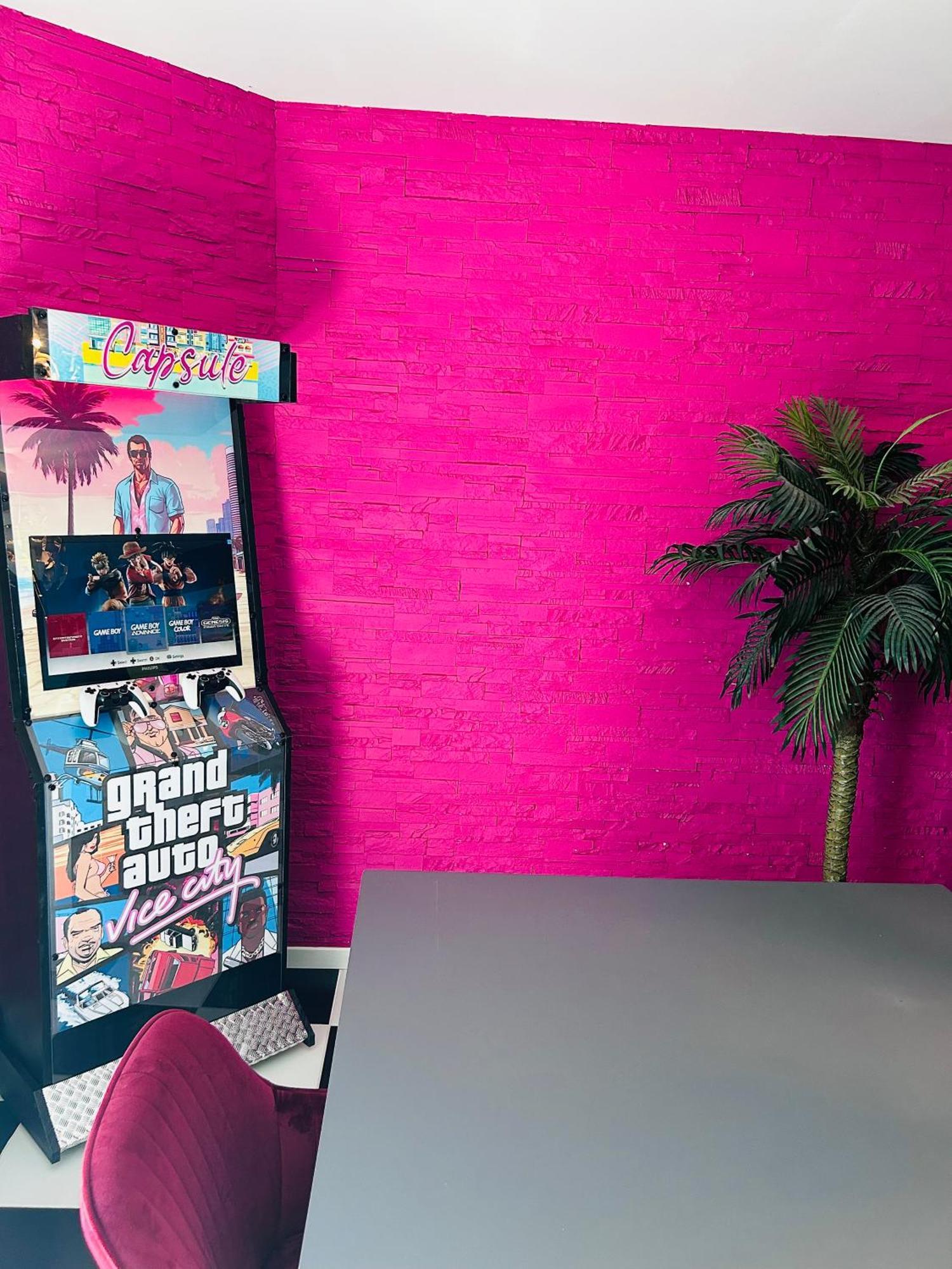 Capsule Miami Vice - Jacuzzi - Billard - Ecran Cinema & Netflix - Ping-pong - Nintendo & Jeux- Apartment