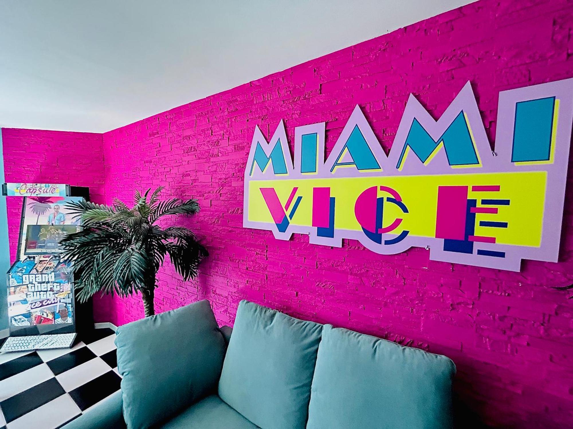 Apartment Capsule Miami Vice - Jacuzzi - Billard - Ecran Cinema & Netflix - Ping-pong - Nintendo & Jeux- Lievin