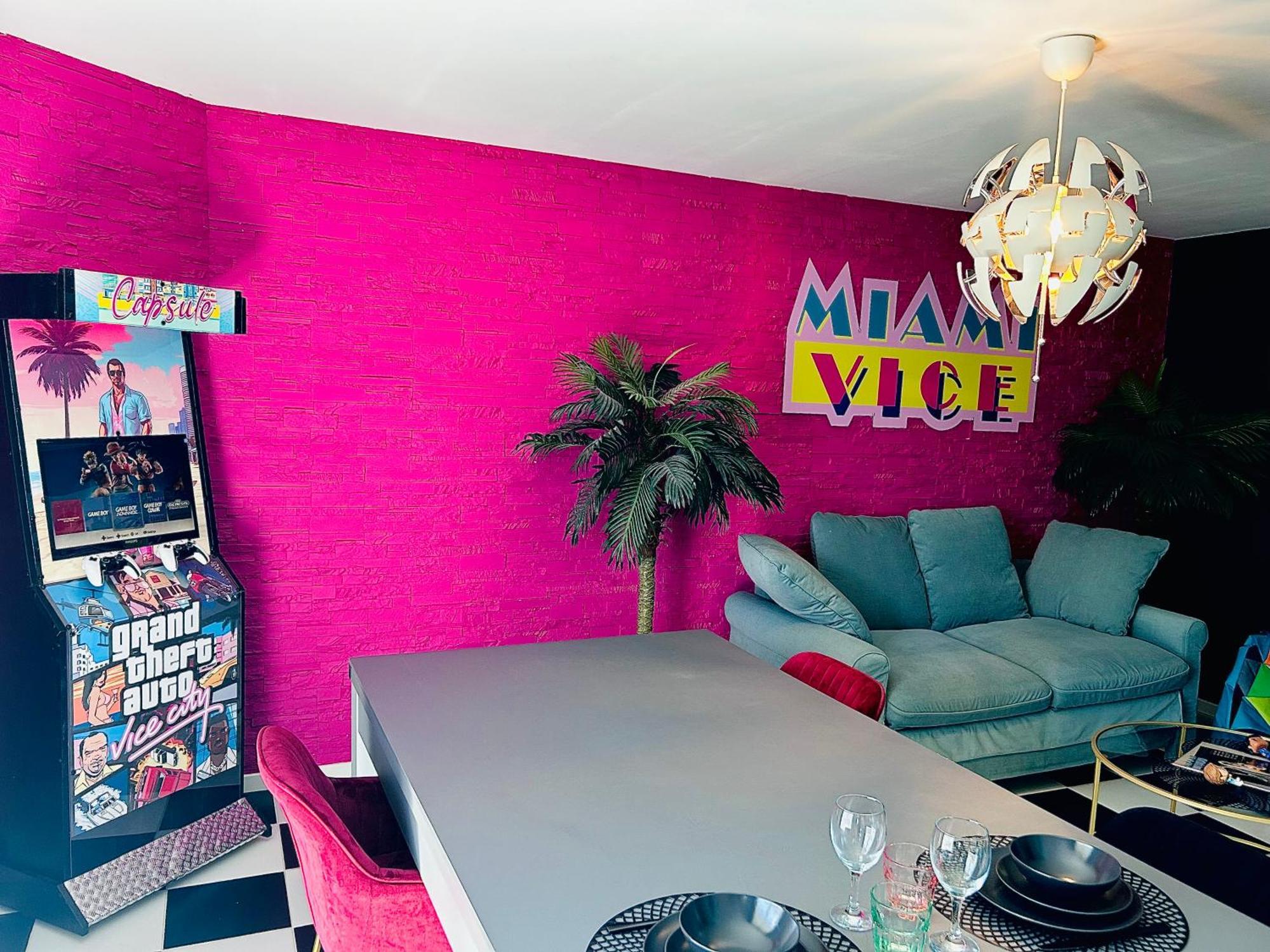 Capsule Miami Vice - Jacuzzi - Billard - Ecran Cinema & Netflix - Ping-pong - Nintendo & Jeux- *