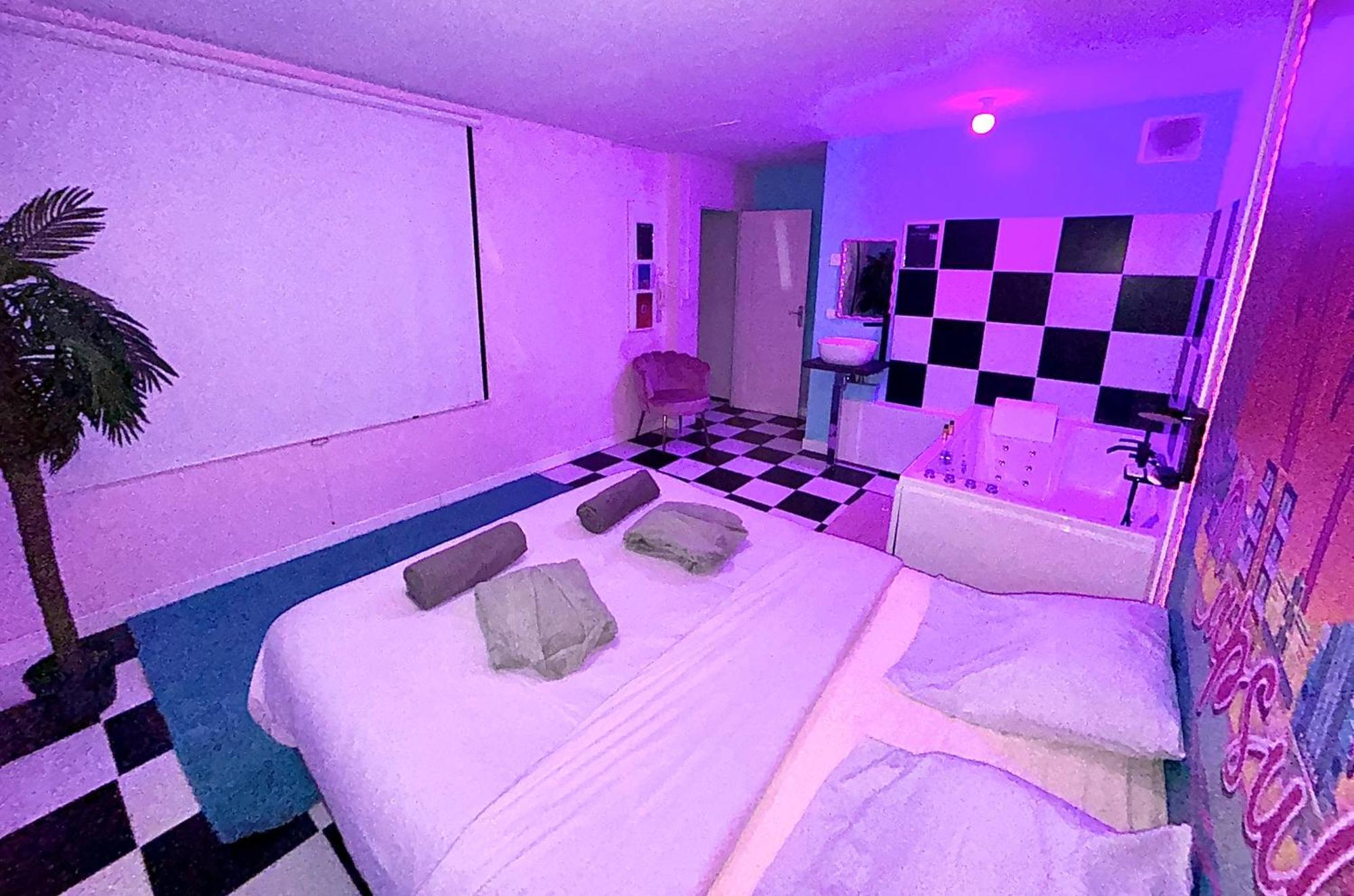 Capsule Miami Vice - Jacuzzi - Billard - Ecran Cinema & Netflix - Ping-pong - Nintendo & Jeux- Lievin