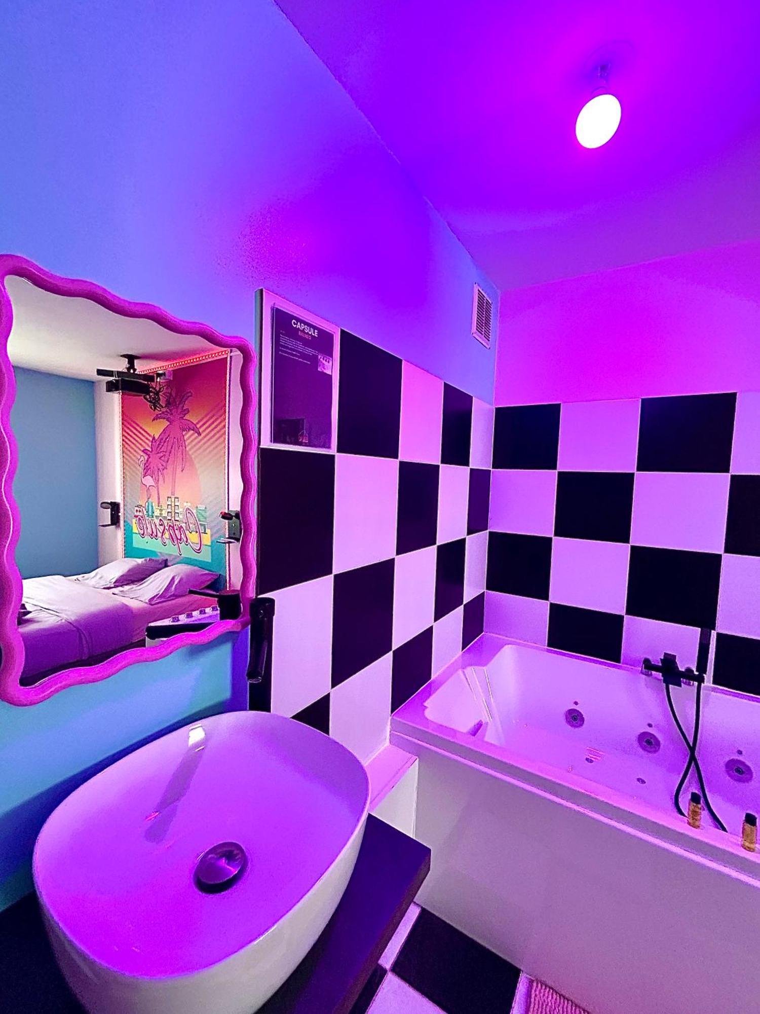 Capsule Miami Vice - Jacuzzi - Billard - Ecran Cinema & Netflix - Ping-pong - Nintendo & Jeux- Apartment *