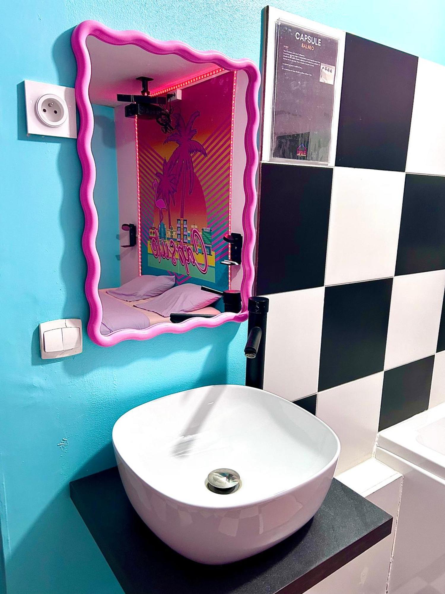 Capsule Miami Vice - Jacuzzi - Billard - Ecran Cinema & Netflix - Ping-pong - Nintendo & Jeux- Apartment