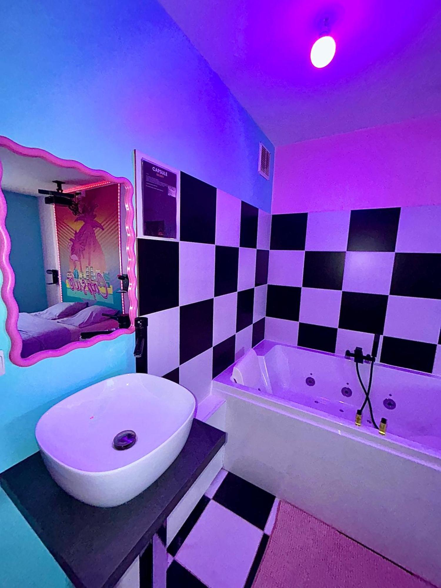Capsule Miami Vice - Jacuzzi - Billard - Ecran Cinema & Netflix - Ping-pong - Nintendo & Jeux- Apartment *